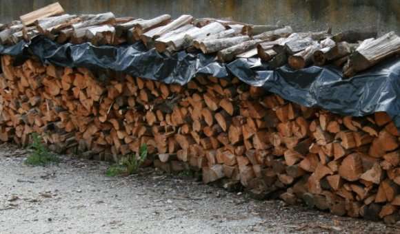 La conservation du bois de chauffage dans un endroit sec et aéré